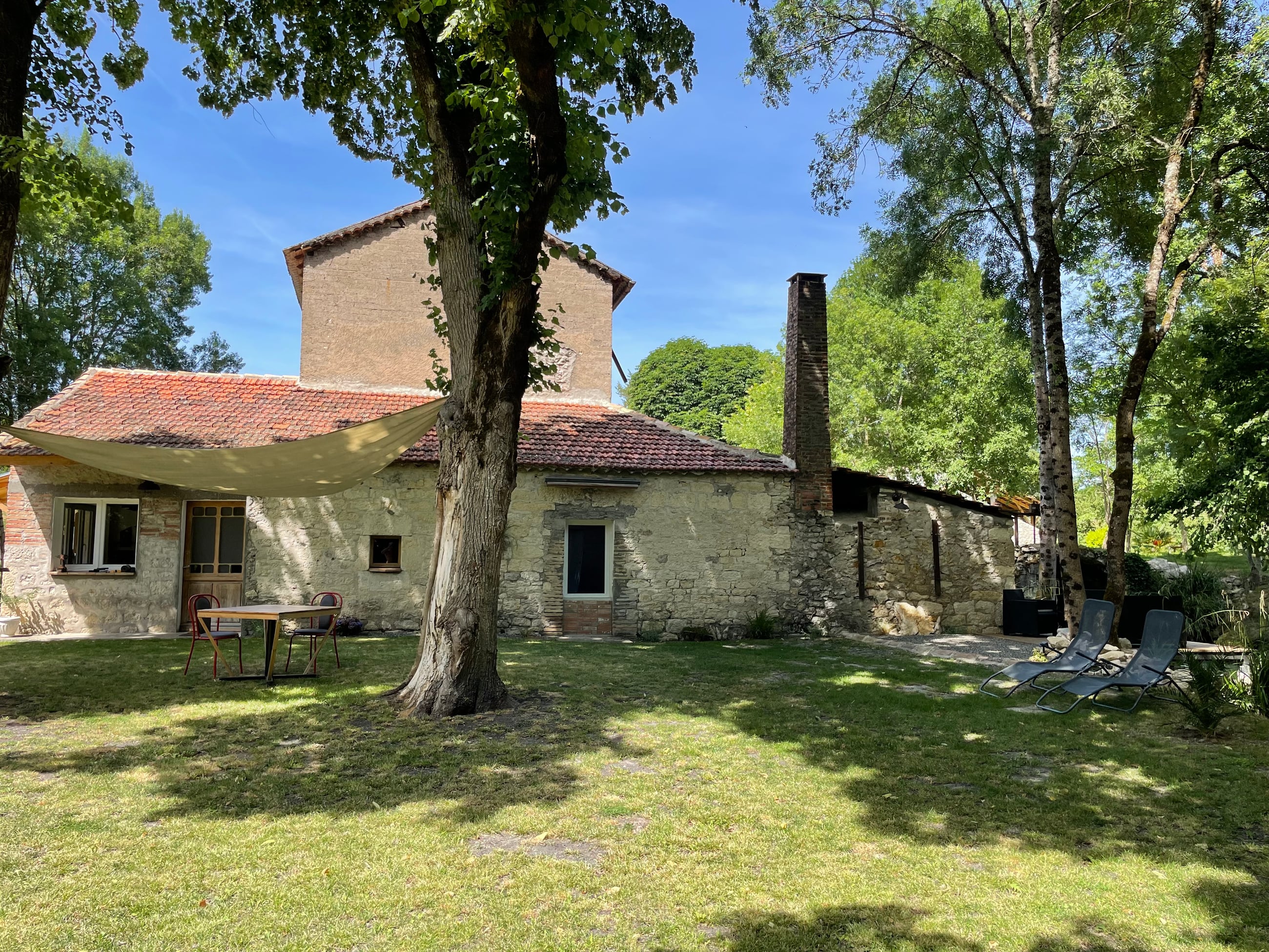 Vue extérieure du loft, ancien moulin en pierre
