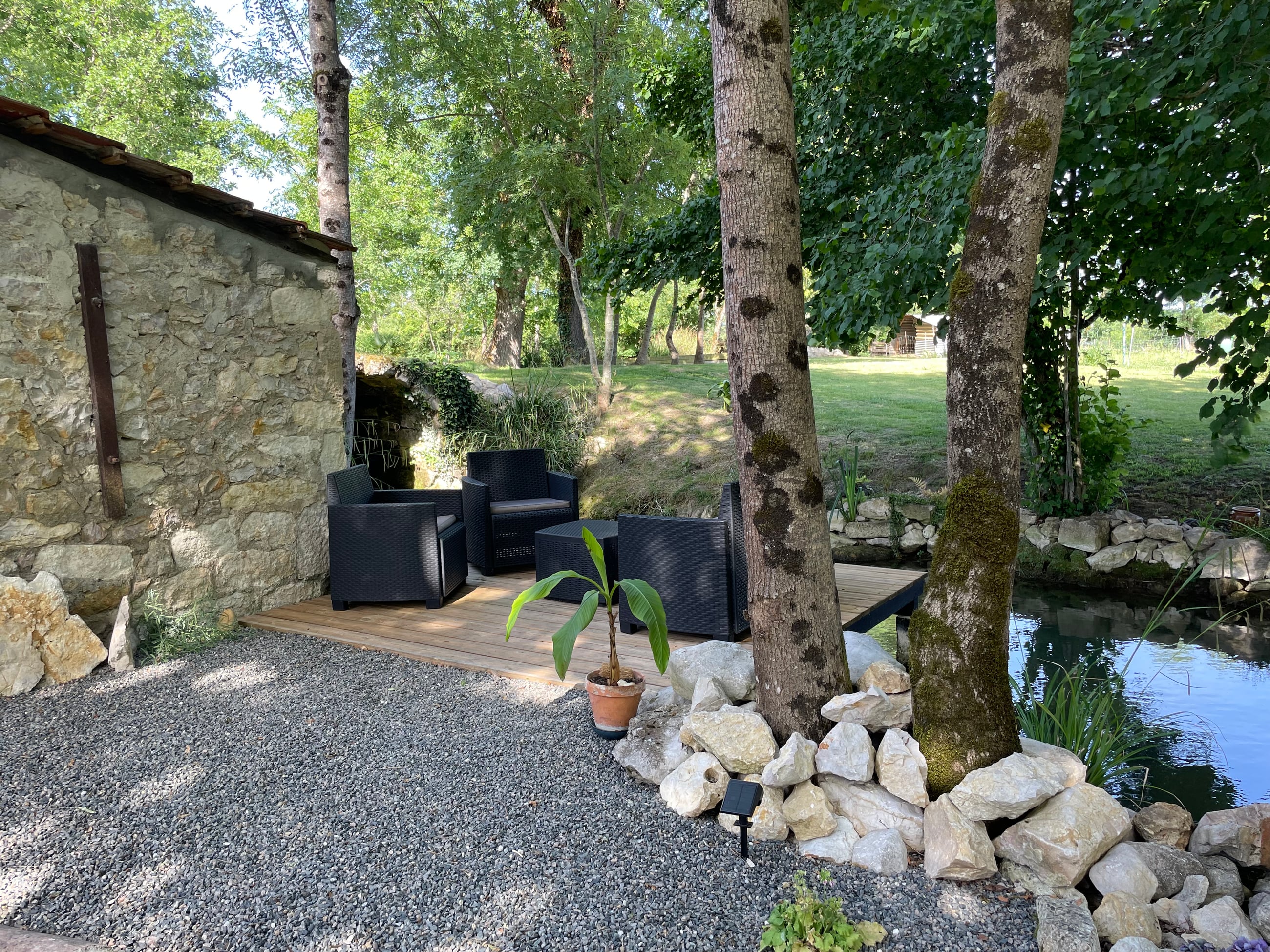 Terrasse sur le bassin, entourée d'arbres